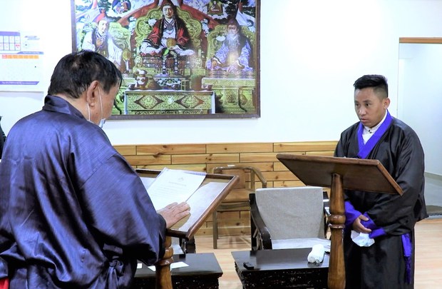 པདྨ་བཟང་པོ་ལགས་ལ་དྭགས་ས་གནས་ཁྲིམས་ཞིབ་པར་བསྐོ་བཞག་གནང་འདུག
