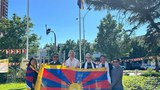 བོད་མིའི་རང་དབང་སྒེར་ལངས་ཉིན་ཨའོསི་ཊརེ་ལི་ཡ་ནང་གི་གྲོང་སྡེ་ལས་ཁུངས་ཤིག་ནས་ཐེངས་དང་པོ་བོད་ཀྱི་རྒྱལ་དར་སྒྲེང་འཛུགས་གནང་བ།