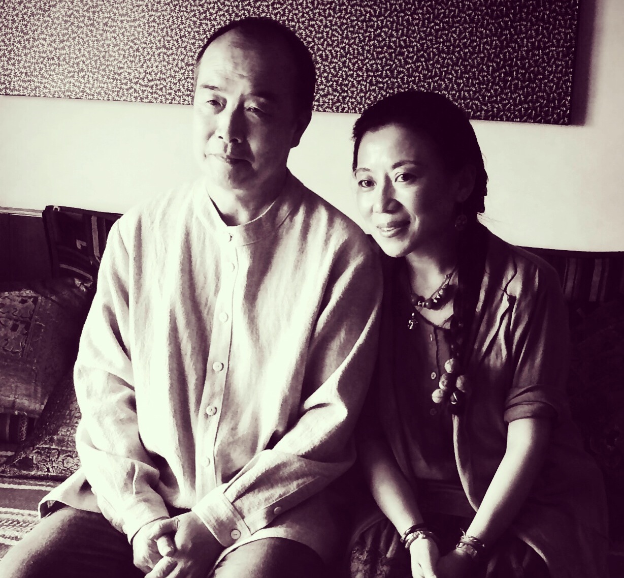 བུད་མེད་རྩོམ་པ་པོ་འོད་ཟེར་བཟའ་མི་གཉིས་པེ་ཅིན་རང་ཁྱིམ་དུ། ༢༠༡༤