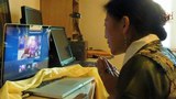 བུད་མེད་རྩོམ་པ་པོ་འོད་ཟེར་ལགས་ཀྱིས་དྲ་ལམ་ནས་༧གོང་ས་མཆོག་གི་བཀའ་སློབ་ལ་ཉན་བཞིན་པ། 
