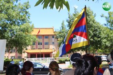 ཨོ་སི་ཀྲོ་ལི་ཡའི་ནང་རྒྱ་ནག་གཞུང་ཚབ་མདུན་བོད་མི་ཚོས་ངོ་རྒོལ་སྐད་འབོད་གནང་སྐབས། ༢༠༡༥།༡༢།༢