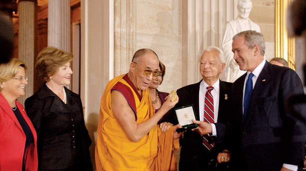 ༸གོང་ས་མཆོག་ལ་ཨ་རིའི་གསེར་གྱི་རྟགས་མ་འབུལ་བཞེས་མཛད་ནས་མི་ལོ་༡༠འཁོར་བའི་དུས་དྲན།