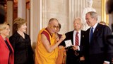 ༸གོང་ས་མཆོག་ལ་ཨ་རིའི་གསེར་གྱི་རྟགས་མ་འབུལ་བཞེས་མཛད་ནས་མི་ལོ་༡༠འཁོར་བའི་དུས་དྲན།
