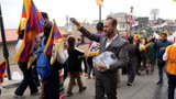 བོད་མི་རྣམས་བཙན་བྱོལ་དུ་གྱར་ནས་ལོ་ངོ་ ༦༦ འགྲོ་བཞིན་པ་དང་བསྟུན་རྒྱ་གར་མི་སེར་གྱིས་བོད་མིར་རྒྱབ་སྐྱོར།