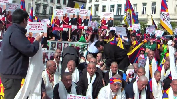 རྒྱ་ནག་གི་སྲིད་འཛིན་ཞེ་ཅིན་ཕུན་བྷེལ་ཇེམ་ལ་འབྱོར་སྐབས་ངོ་རྒོལ་བྱེད་བཞིན་པ། ༢༠༡༤།༣།༣༡ རྒྱ་ནག་གི་སྲིད་འཛིན་ཞེ་ཅིན་ཕུན་བྷེལ་ཇེམ་ལ་འབྱོར་སྐབས་ངོ་རྒོལ་བྱེད་བཞིན་པ། ༢༠༡༤།༣།༣༡