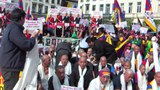 རྒྱ་ནག་གི་སྲིད་འཛིན་ཞེ་ཅིན་ཕུན་བྷེལ་ཇེམ་ལ་འབྱོར་སྐབས་ངོ་རྒོལ་བྱེད་བཞིན་པ། ༢༠༡༤།༣།༣༡