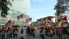 འདན་མའི་ཛ་དྲག་གི་གནས་སྟངས་ཆེད་ཨ་རིའི་གྲོང་ཁྱེར་ནེའུ་ཡོག་ལ་ངོ་རྒོལ་ལས་འགུལ་སྤེལ་བཞིན་པ།