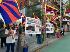 འདན་མའི་ཛ་དྲག་གི་གནས་སྟངས་ཆེད་ཨ་རིའི་གྲོང་ཁྱེར་ནེའུ་ཡོག་ལ་ངོ་རྒོལ་ལས་འགུལ་སྤེལ་བཞིན་པ།