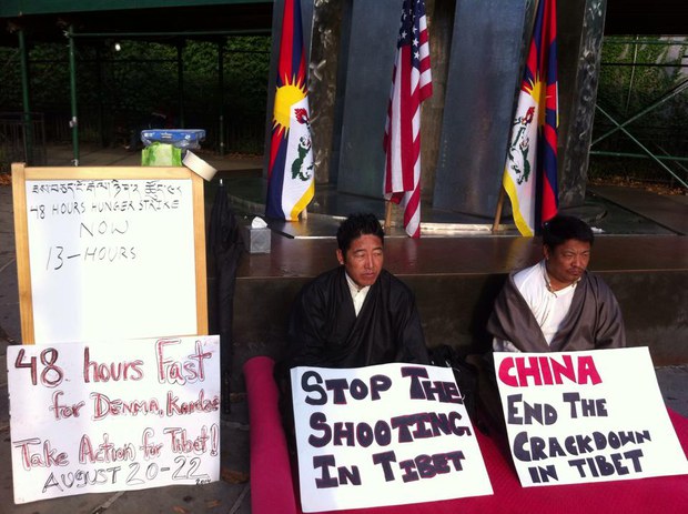 འདན་མའི་ཛ་དྲག་གི་གནས་སྟངས་ཆེད་ཨ་རིའི་གྲོང་ཁྱེར་ནེའུ་ཡོག་ལ་ངོ་རྒོལ་ལས་འགུལ་སྤེལ་བཞིན་པ། འདན་མའི་ཛ་དྲག་གི་གནས་སྟངས་ཆེད་ཨ་རིའི་གྲོང་ཁྱེར་ནེའུ་ཡོག་ལ་ངོ་རྒོལ་ལས་འགུལ་སྤེལ་བཞིན་པ།