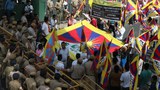 ལྡི་ལིར་རྒྱ་ནག་གི་ཕྱི་སྲིད་བློན་ཆེན་ལ་བོད་མི་ཚོས་ངོ་རྒོལ་བྱེད་བཞིན་པ། ༢༠༡༤།༦།༨