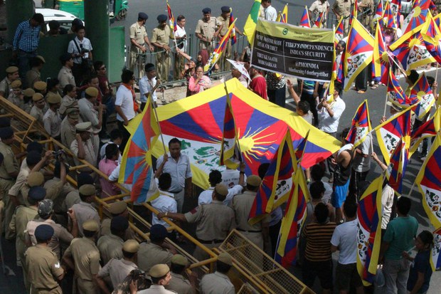 ལྡི་ལིར་རྒྱ་ནག་གི་ཕྱི་སྲིད་བློན་ཆེན་ལ་བོད་མི་ཚོས་ངོ་རྒོལ་བྱེད་བཞིན་པ། ༢༠༡༤།༦།༨