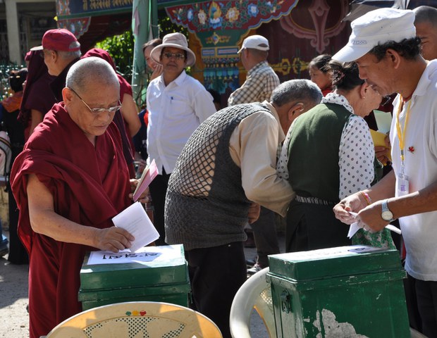 ༢༠༡༦ལོའི་སྲིད་སྐྱོང་དང་སྤྱི་འཐུས་ཀྱི་སྔོན་འགྲོའི་འོས་བསྡུ་གནང་རྒྱུ།