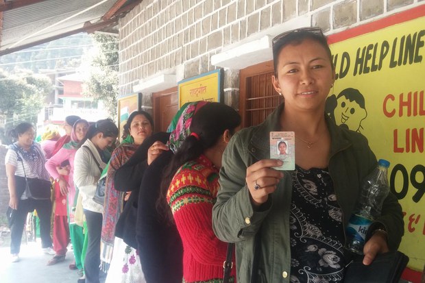 རྡ་རམ་ས་ལའི་ས་གནས་རྒྱ་གར་གཞུང་གི་གྲོང་སྡེ་ལྷན་ཚོགས་ཀྱི་འོས་བསྡུའི་ནང་བོད་མིས་འོས་ཤོག་བླུགས་བཞིན་པ། ༢༠༡༦།༣།༢༧ རྡ་རམ་ས་ལའི་ས་གནས་རྒྱ་གར་གཞུང་གི་གྲོང་སྡེ་ལྷན་ཚོགས་ཀྱི་འོས་བསྡུའི་ནང་བོད་མིས་འོས་ཤོག་བླུགས་བཞིན་པ། ༢༠༡༦།༣།༢༧