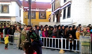 ལོ་གསར་སྐབས་ལྷ་སར་དམ་བསྒྲགས་བྱས་ཡོད་པ། ལོ་གསར་སྐབས་ལྷ་སར་དམ་བསྒྲགས་བྱས་ཡོད་པ།