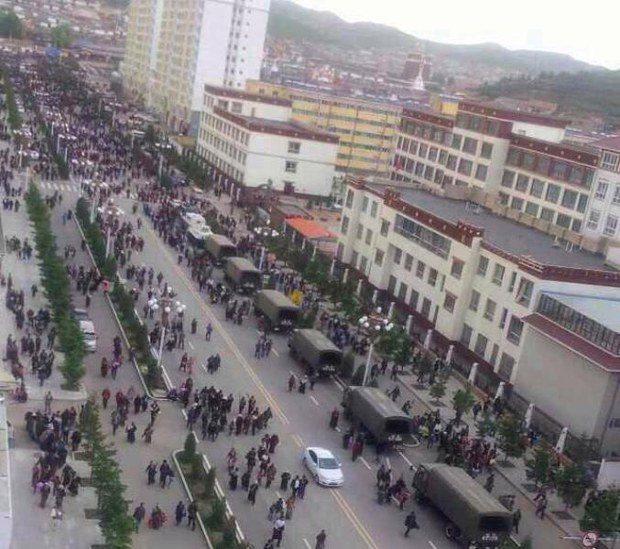 མདོ་ལྷོ་གཙོད་གྲོང་ཁྱེར་ལ་དམག་གི་རླངས་འཁོར་མང་པོ་བསྒྲིགས་ཡོད་པ། ༢༠༡༤།༦།༡༠
