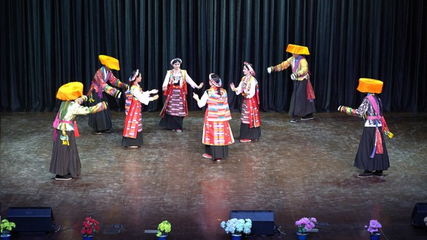 བོད་ཀྱི་ཟློས་གར་ཚོགས་པས་གོ་སྒྲིག་བྱས་པའི་ཕྱི་རྒྱལ་གྱི་བོད་ཕྲུག་ཚོར་ཟློས་གར་སྒྱུ་རྩལ་སྦྱོང་བརྡར་གྱི་ལས་རིམ་ནང་མཉམ་ཞུགས་བྱེད་མཁན་ལོ་སྔོན་མ་ལས་མང་བ་བྱུང་འདུག བོད་ཀྱི་ཟློས་གར་ཚོགས་པས་གོ་སྒྲིག་བྱས་པའི་ཕྱི་རྒྱལ་གྱི་བོད་ཕྲུག་ཚོར་ཟློས་གར་སྒྱུ་རྩལ་སྦྱོང་བརྡར་གྱི་ལས་རིམ་ནང་མཉམ་ཞུགས་བྱེད་མཁན་ལོ་སྔོན་མ་ལས་མང་བ་བྱུང་འདུག