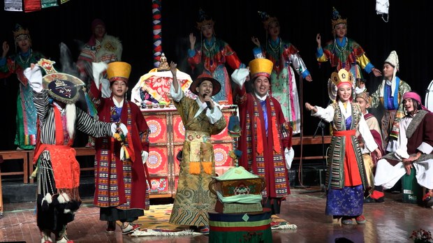 བོད་ཀྱི་ཟློས་གར་ཚོགས་པའི་དབྱར་སྐྱིད་ཀྱི་རྐང་བྲོ་གླུ་གཞས་འགྲན་བསྡུར་གྱི་རྒྱལ་ཁ་རྔོན་པ་རུ་ཁག་ལ་ཐོབ་ཡོད་པ།
