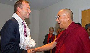 ཊོ་ནི་ཨེ་སྦོཊ་རྒྱལ་ཁ་ཐོབ་པ། ཊོ་ནི་ཨེ་སྦོཊ་རྒྱལ་ཁ་ཐོབ་པ།
