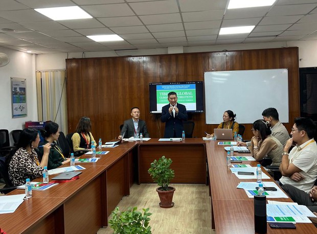 བོད་ནང་ཁོར་ཡུག་སྲུང་སྐྱོབ་དང་གནམ་གཤིས་འགྱུར་ལྡོག་གི་ཆེད་གཞུང་དང་གཞུང་འབྲེལ་མིན་པའི་ཚོགས་པ་ཁག་མཉམ་རུབ་ཀྱིས་ལས་འགུལ་སྤེལ་ཐབས་སུ་བོད་ཀྱི་སྲིད་བྱུས་ཉམས་ཞིབ་ཁང་གིས་གོ་བསྡུར་ཚོགས་འདུ་གནང་བཞིན་པ།