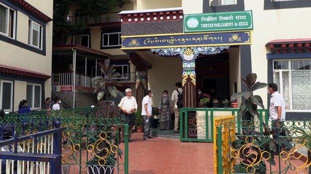 བདམས་ཐོན་སྤྱི་འཐུས་རྣམ་པའི་དམ་འབུལ་ཞུ་ཕྱོགས་ཐད་འཕྲད་བཞིན་པའི་དཀའ་རྙོག་སེལ་ཐབས་གནང་བཞིན་ཡོད་འདུག