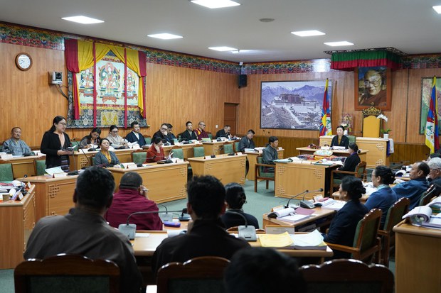རྒྱ་གར་གནས་སྡོད་བོད་མི་རྣམས་ཀྱི་ཕྱིར་སྐྱོད་ལག་དེབ་ཀྱི་དཀའ་ངལ་གཙོས་པའི་གནད་དོན་གཞན་ཁག་གཅིག་གི་སྐོར་གྲོས་ཚོགས་སུ་བགྲོ་གླེང་ལྷུག་པོ་གནང་སོང་། རྒྱ་གར་གནས་སྡོད་བོད་མི་རྣམས་ཀྱི་ཕྱིར་སྐྱོད་ལག་དེབ་ཀྱི་དཀའ་ངལ་གཙོས་པའི་གནད་དོན་གཞན་ཁག་གཅིག་གི་སྐོར་གྲོས་ཚོགས་སུ་བགྲོ་གླེང་ལྷུག་པོ་གནང་སོང་།