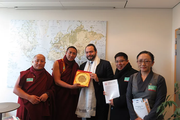 བོད་མི་མང་སྤྱི་འཐུས་སྐུ་ཚབ་ནས་ཡོ་རོབ་ཡང་སྐོར་བསྐྱོད། བོད་མི་མང་སྤྱི་འཐུས་སྐུ་ཚབ་ནས་ཡོ་རོབ་ཡང་སྐོར་བསྐྱོད།