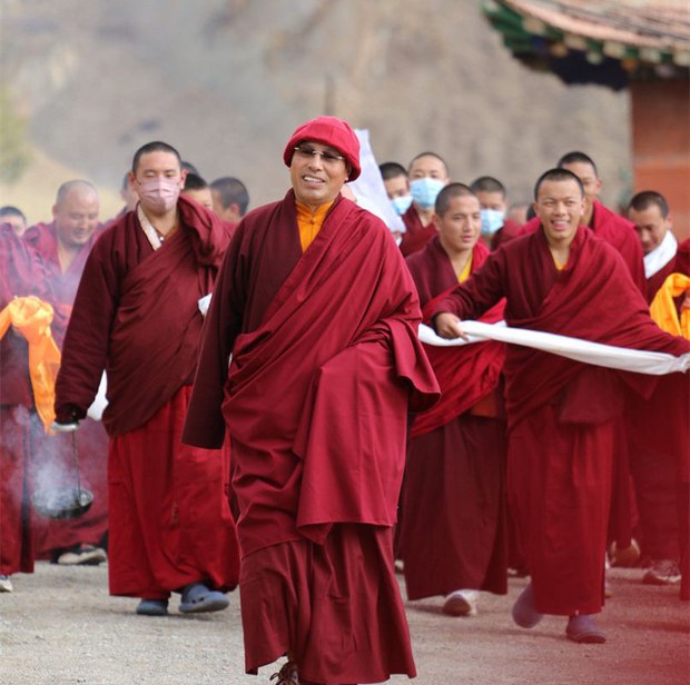 རྒྱ་ནག་གཞུང་གིས་མཆོག་སྤྲུལ་ཧཱུྃ་ཀར་རྡོ་རྗེ་མཆོག་སྐུ་གྲོངས་བ་དང་འབྲེལ་ཁོང་གི་པར་རིས་སྤྱི་ཚོགས་དྲ་ལམ་དུ་སྤེལ་སྐོར་ཡུལ་མི་མང་པོར་འདྲི་རྩད་འབོད་འགུག་བྱེད་བཞིན་འདུག