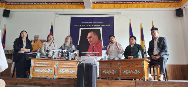 མཉམ་འབྲེལ་རྒྱལ་ཚོགས་དང་ཕྱི་རྒྱལ་སྲིད་གཞུང་ཁག་གིས་རྒྱ་ནག་དང་ཝི་ཏི་ནམ་གཞུང་ལ་གནོན་ཤུགས་སྤྲད་དེ། སྤྲུལ་སྐུ་ཧཱུྃ་ཀར་རྡོ་རྗེ་མཆོག་རྐྱེན་འདས་ཀྱི་གནས་ཚུལ་ཅི་ཡིན་ཕྱི་གསལ་ནང་གསལ་བཟོ་དགོས་ཡོད་ཅེས། བོད་ཀྱི་གཞུང་འབྲེལ་མིན་པའི་ཚོགས་པ་ལྔས་རེ་འདུན་བཏོན་ཡོད་པ།