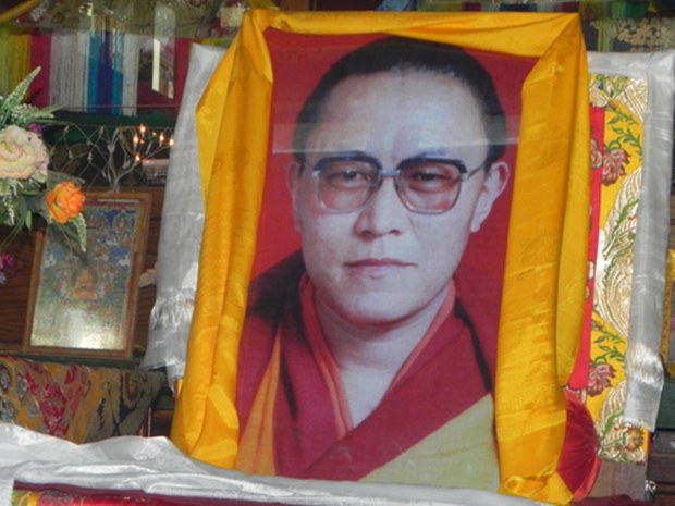 ལི་ཐང་སྤྲུལ་སྐུ་བསྟན་འཛིན་བདེ་ལེཊ་རིན་པོ་ཆེའི་འཁྲུངས་སྐར་སྐབས་བོད་མི་ཚོས་བཤམ་པའི་སྐུ་པར། ༢༠༡༣ ལི་ཐང་སྤྲུལ་སྐུ་བསྟན་འཛིན་བདེ་ལེཊ་རིན་པོ་ཆེའི་འཁྲུངས་སྐར་སྐབས་བོད་མི་ཚོས་བཤམ་པའི་སྐུ་པར། ༢༠༡༣