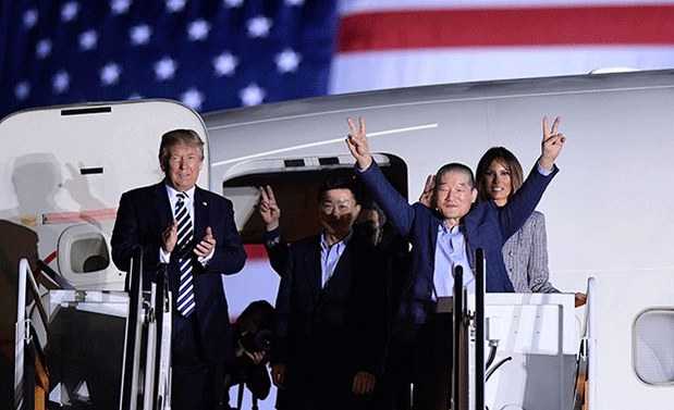བྱང་ཀོ་རི་ཡས་གློད་གྲོལ་བཏང་བའི་ཨ་རིའི་ཡུལ་མི་གསུམ་པོར་སྲིད་འཛིན་གྱིས་དགའ་བསུ། བྱང་ཀོ་རི་ཡས་གློད་གྲོལ་བཏང་བའི་ཨ་རིའི་ཡུལ་མི་གསུམ་པོར་སྲིད་འཛིན་གྱིས་དགའ་བསུ།