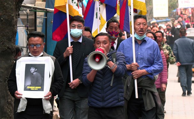 བཙན་བྱོལ་ནང་བོད་མི་ཚོས་ཚེ་དབང་ནོར་བུ་དམ་པའི་ཆེད་མར་མེ་ཁྲོམ་སྐོར་སོགས་གནང་འདུག