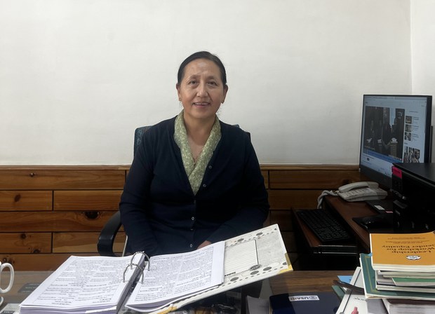 བོད་མི་མང་སྤྱི་འཐུས་ལྷན་ཚོགས་ཀྱི་གྲོས་ཚོགས་ནང་འོས་འདེམས་བརྒྱུད་ཁྲིམས་དྲུང་ཡེ་ཤེས་དབང་མོ་ལགས་བོད་མིའི་སྒྲིག་འཛུགས་ཀྱི་ཆེས་མཐོའི་ཁྲིམས་ཞིབ་པ་ཆེ་བར་བདམས་ཐོན་གནང་སོང་།