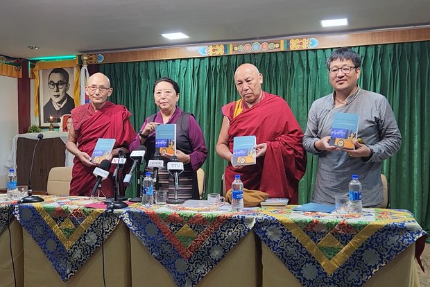 སྤྲུལ་སྐུ་བསྟན་འཛིན་བདེ་ལེགས་རིན་པོ་ཆེ་མཆོག་གི་ཚ་མོ་ཉི་མ་ལྷ་མོ་ལགས་ཀྱིས་བརྩམས་པའི་བདེན་དོན་གླེང་བའི་གཏམ་ཟེར་བའི་དེབ་ཅིག་བདེ་སྲུང་བཀའ་བློན་རྒྱ་རི་སྒྲོལ་མ་ལགས་ནས་དབུ་འབྱེད་གནང་བ།