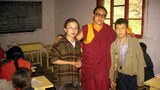 སྤྲུལ་སྐུ་བསྟན་འཛིན་བདེ་ལེགས་རིན་པོ་ཆེའི་བཙུགས་པའི་དྭ་ཕྲུག་སློབ་གྲའི་ནང་འོད་ཟེར་དང་མཉམ་དུ། ༡༩༩༩།༦