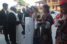 ཡི་ཤུའི་བླ་ཆེན་ཊུ་ཊུ་མཆོག་བོད་ཀྱི་ཟློས་གར་ཚོགས་པའི་གསོལ་སྟོན་ལ་ཕེབས་སྐབས། ༢༠༡༥།༤།༢༢