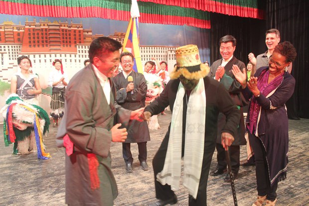 ཡི་ཤུའི་བླ་ཆེན་ཊུ་ཊུ་མཆོག་བོད་ཀྱི་ཟློས་གར་ཚོགས་པའི་གསོལ་སྟོན་ལ་ཕེབས་སྐབས། ༢༠༡༥།༤།༢༢