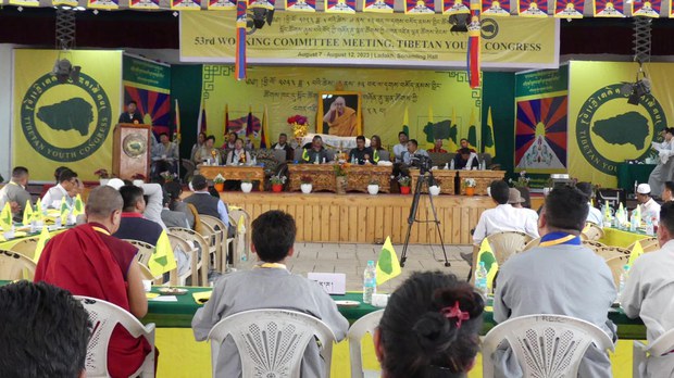 བོད་ཀྱི་གཞོན་ནུ་ལྷན་ཚོགས་ཀྱི་འགན་འཛིན་ལྷན་ཚོགས་ཐེངས་༥༣པ་ལ་དྭགས་སུ་ཚོགས་བཞིན་འདུག