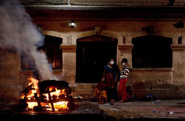 བལ་ཡུལ་གྱི་ས་ཡོམ་གོད་ཆག་ཁྲོད་གྲོངས་བའི་ཕུང་པོ་མེར་བསྲེགས་བཞིན་པ། ༢༠༡༥།༤།༢༩