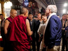 ཨ་མི་རི་ཀའི་གཞུང་ཚབ་ཆེན་མོ་མཆོག་གིས་བོད་ཀྱི་རྒྱལ་ས་ལྷ་སར་གཟིགས་སྐོར་གནང་སྐབས་ཀྱི་པར།