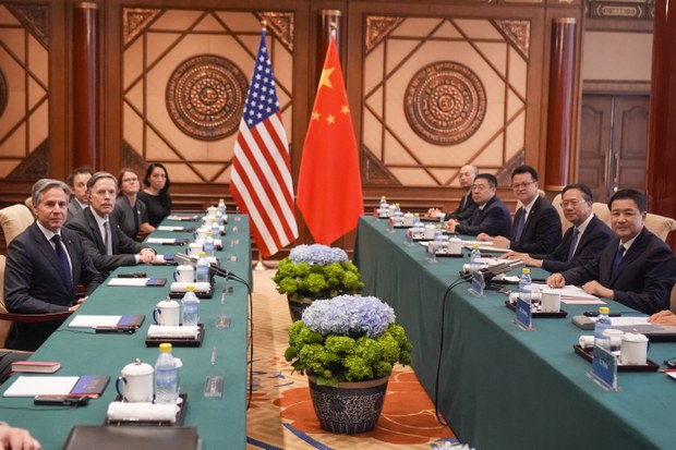 ཨ་རི་དང་རྒྱ་ནག་གི་དཔོན་རིགས་མཇལ་འཕྲད་སྐབས་ཕན་ཚུན་དབར་གོ་ནོར་ཐེབས་པའི་ཉེན་ཁ་ཡོད་པའི་ཉེན་བརྡའི་ཐོག་ནས་འགོ་འཛུགས་གནང་འདུག