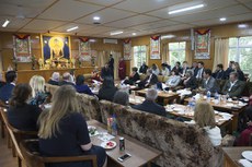ལྕམ་ནེན་སི་པེ་ལི་སིས་དབུ་ཁྲིད་པའི་ཨ་རིའི་ཆེས་མཐོའི་སྐུ་ཚབ་ཚོཊ་ཆུང་༧གོང་ས་མཆོག་གི་ཕོ་བྲང་དུ་ཕེབས་སྐབས། ༢༠༡༧།༥།༩ 