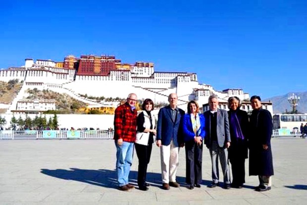 ཨ་མི་རི་ཀའི་གྲོས་ཚོཊ་ཀྱི་ཚོཊ་གཙོ་ཟུར་པ་ལྕམ་(Nancy Pelosi)ཡིས་དབུ་ཁྲིད་པའི་གྲོས་ཚོཊ་ཀྱི་འཐུས་མིའི་ཚོཊ་པ་བོད་ནང་ལ་ཕེབས་སྐབས། ༢༠༡༥།༡༡།༡༠ ཨ་མི་རི་ཀའི་གྲོས་ཚོཊ་ཀྱི་ཚོཊ་གཙོ་ཟུར་པ་ལྕམ་(Nancy Pelosi)ཡིས་དབུ་ཁྲིད་པའི་གྲོས་ཚོཊ་ཀྱི་འཐུས་མིའི་ཚོཊ་པ་བོད་ནང་ལ་ཕེབས་སྐབས། ༢༠༡༥།༡༡།༡༠