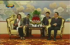 ཨ་མི་རི་ཀའི་གྲོས་ཚོཊ་ཀྱི་ཚོཊ་གཙོ་ཟུར་པ་ལྕམ་(Nancy Pelosi)ཡིས་དབུ་ཁྲིད་པའི་གྲོས་ཚོཊ་ཀྱི་འཐུས་མིའི་ཚོཊ་པ་བོད་ནང་ལ་ཕེབས་སྐབས། ༢༠༡༥།༡༡།༡༠ 