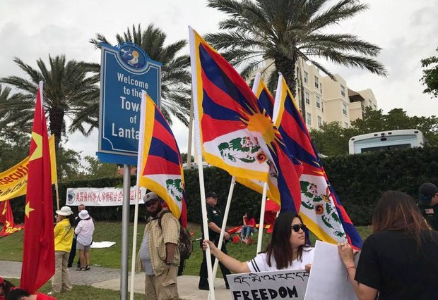 བོད་མི་དང་བོད་དོན་རྒྱབ་སྐྱོར་བས་རྒྱ་ནག་གི་སྲིད་འཛིན་ཨ་རིར་ཡོང་བཞིན་པར་ངོ་རྒོལ་སྐབས། ༢༠༡༧།༤།༦ བོད་མི་དང་བོད་དོན་རྒྱབ་སྐྱོར་བས་རྒྱ་ནག་གི་སྲིད་འཛིན་ཨ་རིར་ཡོང་བཞིན་པར་ངོ་རྒོལ་སྐབས། ༢༠༡༧།༤།༦