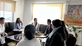 ཨ་རི་གཞུང་གི་མི་གྲངས་དང་སྐྱབས་བཅོལ། གནས་སྤོ་བཅས་ཀྱི་ལས་ཁུངས་ཀྱི་སྐུ་ཚབ་ཚོགས་ཆུང་གིས་རྡ་རམ་ས་ལར་འཚམས་གཟིགས་གནང་འདུག