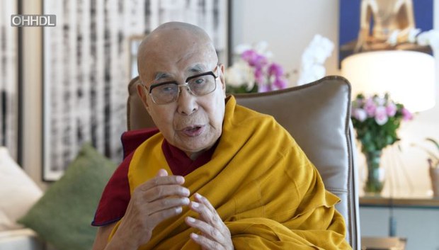 ཨ་མེ་རི་ཀའི་ཕྱི་སྲིད་དྲུང་ཆེ་སྦལེང་ཀེན་མཆོག་དང་རྒྱ་གར་གྱི་སྲིད་བློན་མོ་དྷི་མཆོག་བཅས་ཀྱི་དབུས་འགོ་ཁྲིད་མང་པོས་༧གོང་ས་༧སྐྱབས་མགོན་ཆེན་པོ་མཆོག་ལ་༧སྐུའི་འཁྲུངས་སྐར་ཉིན་འཚམས་འདྲི་ཞུས་འདུག