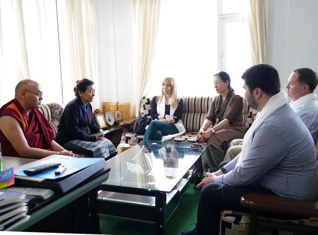 ཨ་རིའི་གྲོས་ཚོགས་གོང་མའི་ལས་བྱེད་ཁག་ཅིག་གིས་རྡ་རམ་སཱ་ལར་གཟིགས་སྐོར་གནང་འདུག