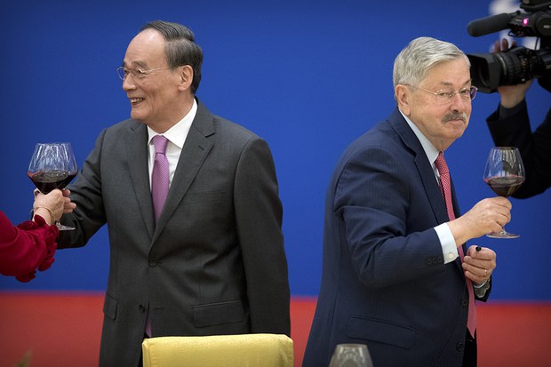 རྒྱ་ནག་གི་སྲིད་འཛིན་གཞོན་པ་(Wang Qishan)་དང་ཨ་རིའི་གཞུང་ཚབ་ཆེན་མོ་(Terry Branstad)་གཉིས་པེ་ཅིང་དུ། ༢༠༡༩།༡༠།༡ རྒྱ་ནག་གི་སྲིད་འཛིན་གཞོན་པ་(Wang Qishan)་དང་ཨ་རིའི་གཞུང་ཚབ་ཆེན་མོ་(Terry Branstad)་གཉིས་པེ་ཅིང་དུ། ༢༠༡༩།༡༠།༡