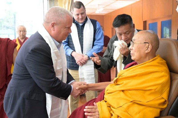ཨ་རི་དང་འཇར་མན་བཅས་ཀྱི་གནད་ཡོད་མི་སྣ་ཁག་ཅིག་བཞུགས་སྒར་དུ་ཕེབས་ནས་༧གོང་ས་མཆོག་ལ་མཇལ་ཁ་ཞུས་འདུག