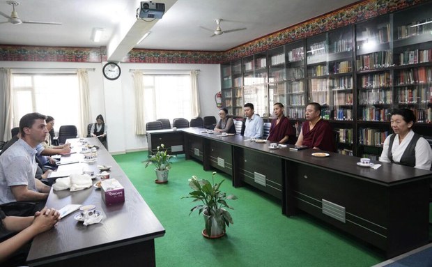 ཨ་རིའི་བོད་དོན་དམིགས་བསལ་འབྲེལ་མཐུད་པའི་སློབ་སྟོན་པས་སྤྱི་འཐུས་ལྷན་ཁང་དུ་འཚམས་གཟིགས་གནང་འདུག ཨ་རིའི་བོད་དོན་དམིགས་བསལ་འབྲེལ་མཐུད་པའི་སློབ་སྟོན་པས་སྤྱི་འཐུས་ལྷན་ཁང་དུ་འཚམས་གཟིགས་གནང་འདུག
